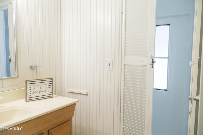 (28) Bathroom
