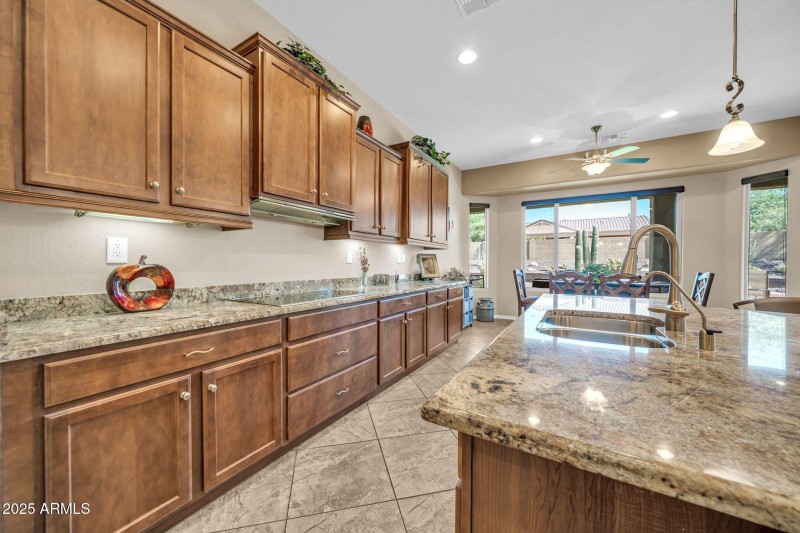 1526 W Molly Ln-11