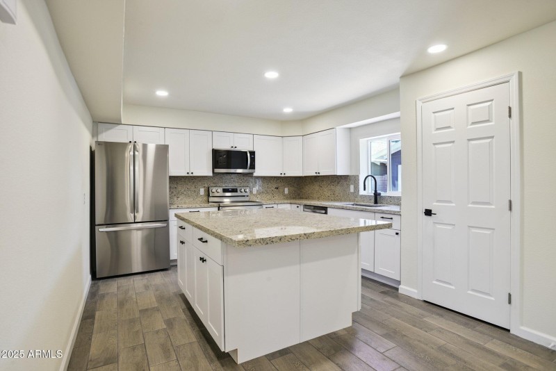 8-web-or-mls-3323-w-marshall-ave