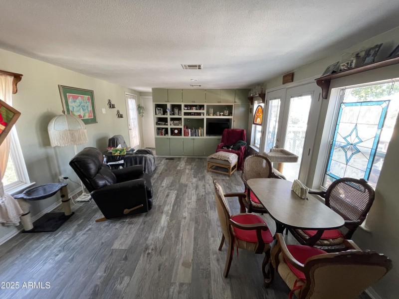 8 Living dining