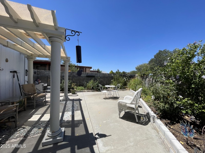 25 Side patio