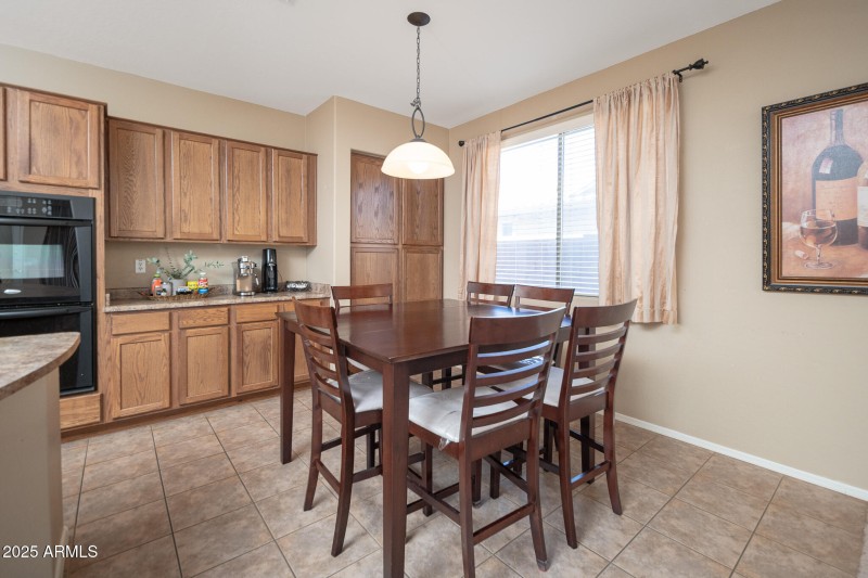 EAT-IN KITCHEN