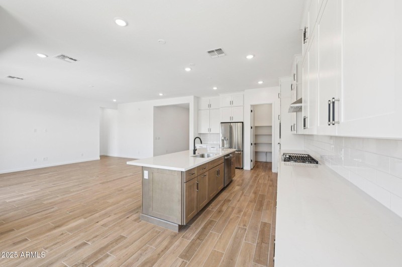 12-web-or-mls-E Twin Acres Dr-S0708-012