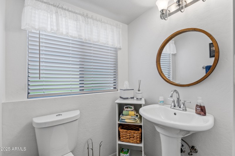 Attache 1/2 bath