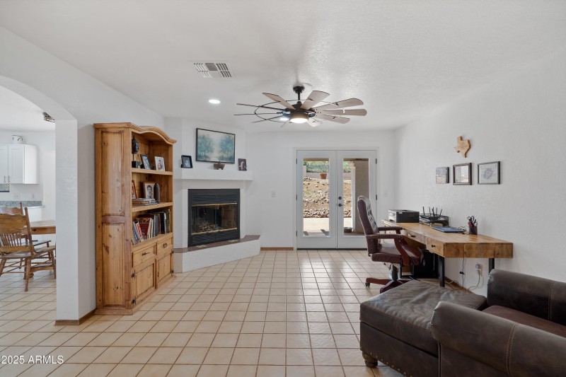 Living Room w Fire Place