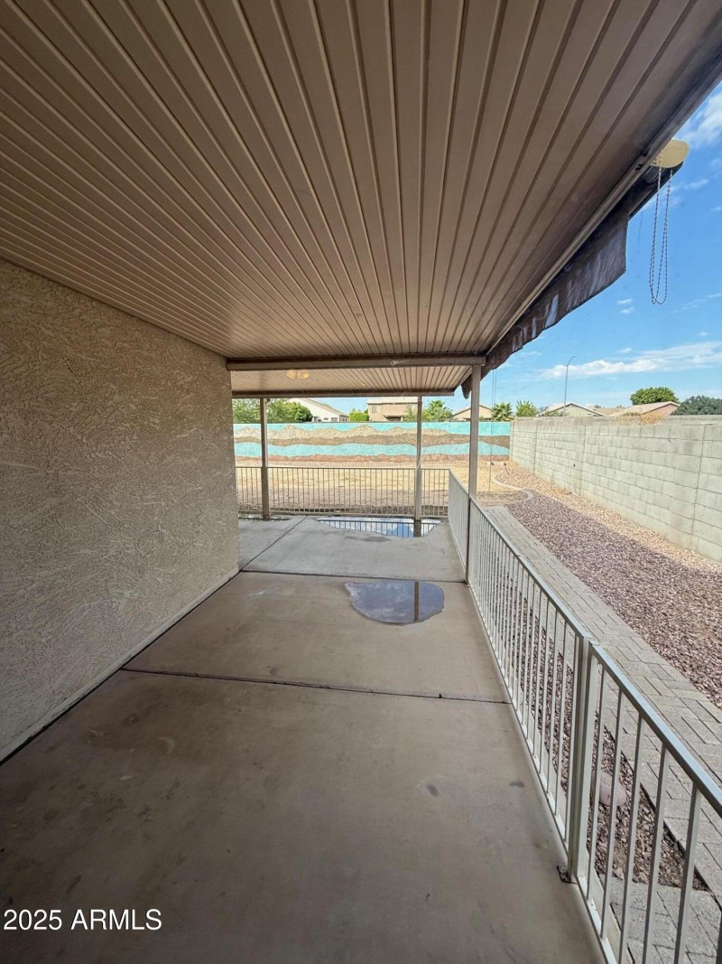 Large Covered Patio !