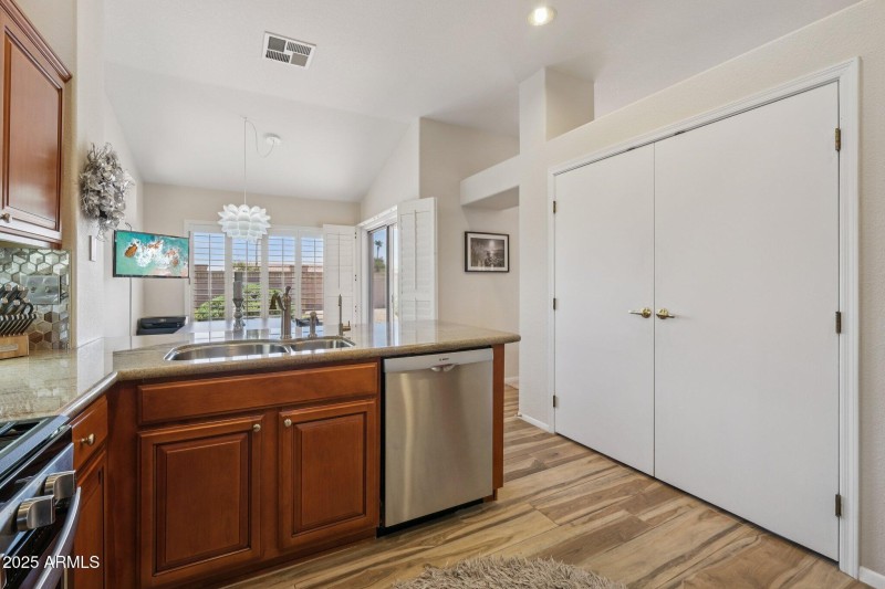 15-web-or-mls-W Sky Hawk Dr-S0708-015