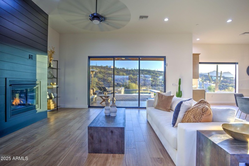 17 Sitting area with fireplace and stack