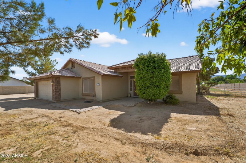 2 Acres and Room for Horses!