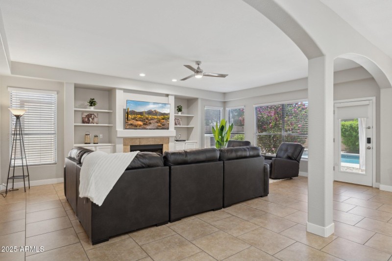 3-web-or-mls-16630-n-61st-pl