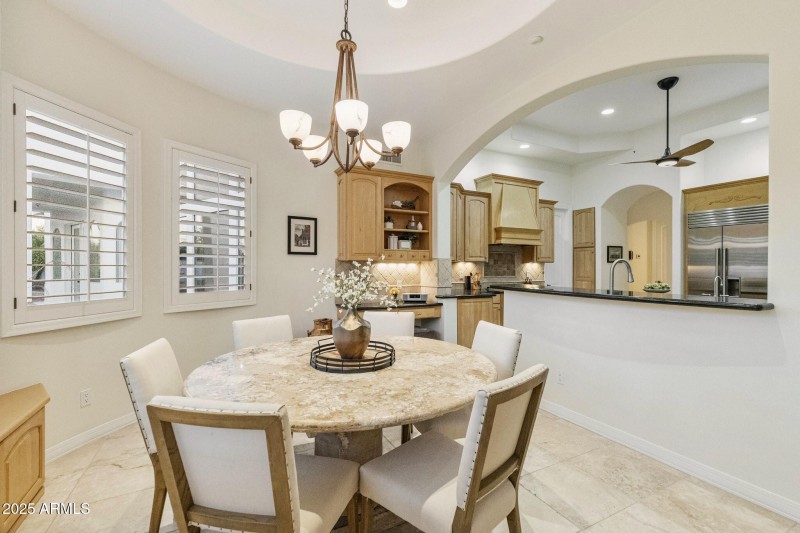 Breakfast Room and Bar