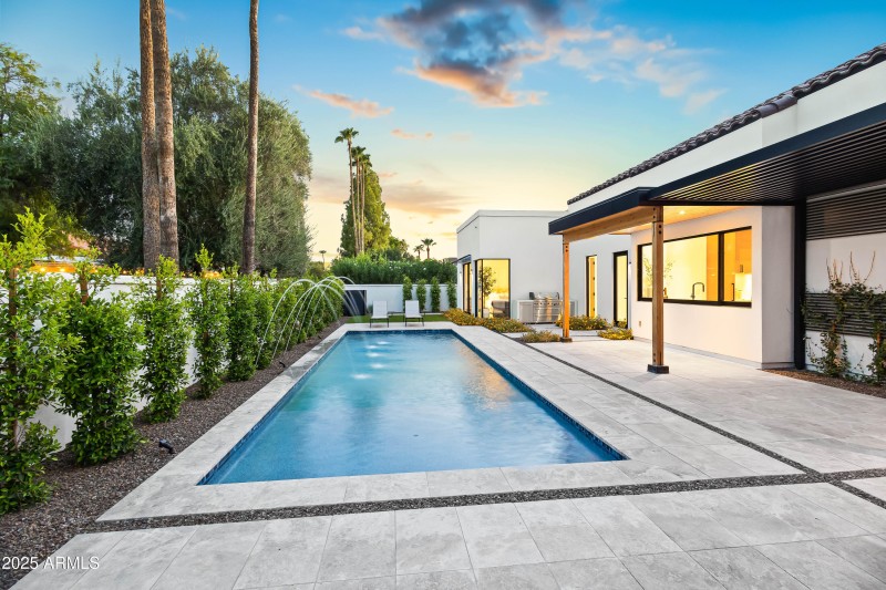 CUSTOM POOL W/ WATER FEATURES (TWILIGHT)