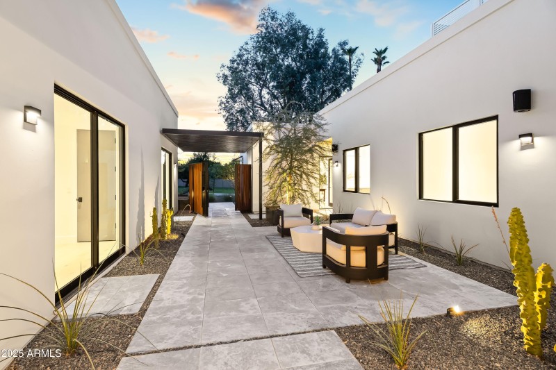 FRONT COURTYARD (TWILIGHT)