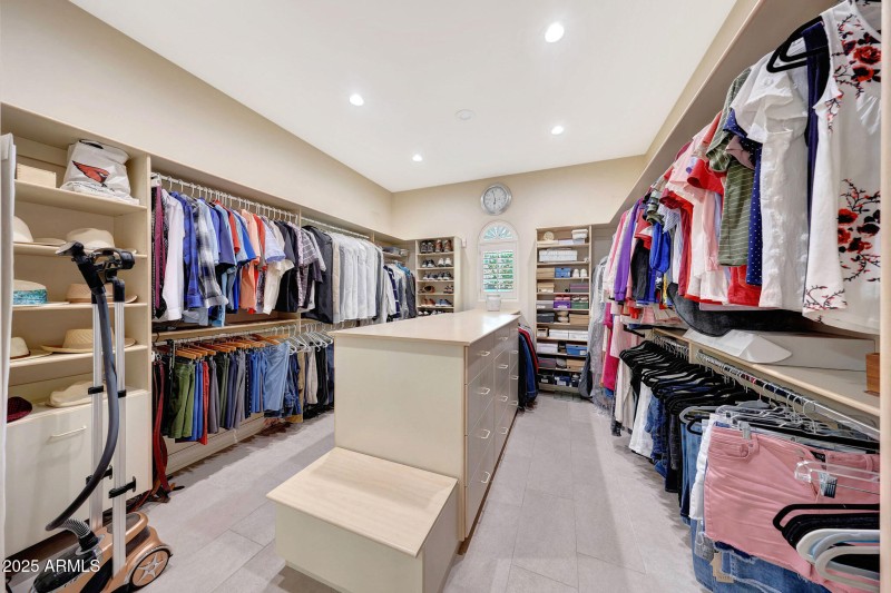 Grand Walk in Closet