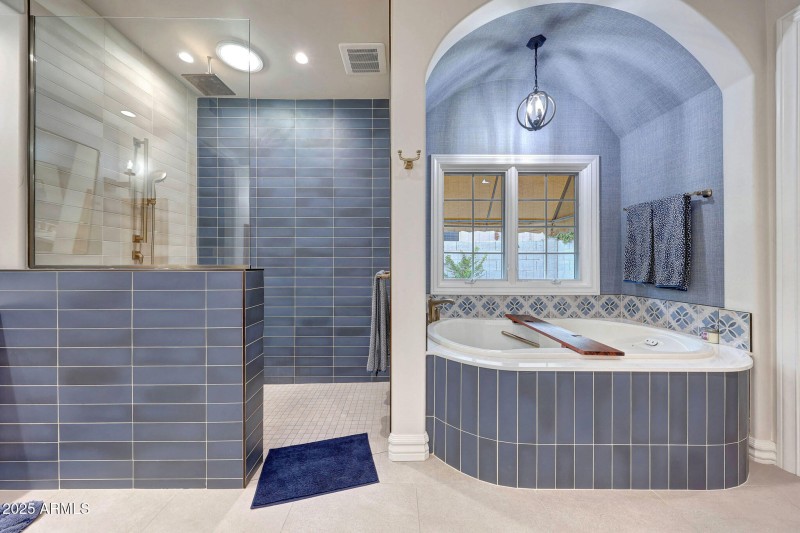 Jetted Spa Tub & Shower