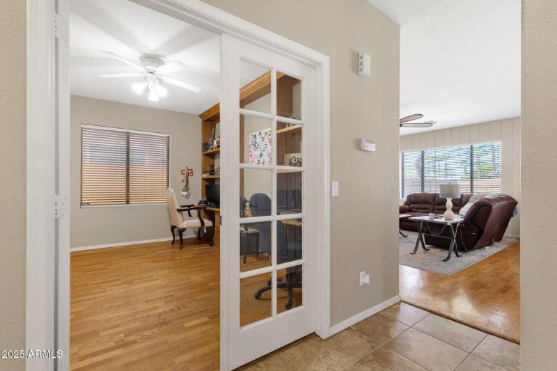 Downstairs bedroom w/closet