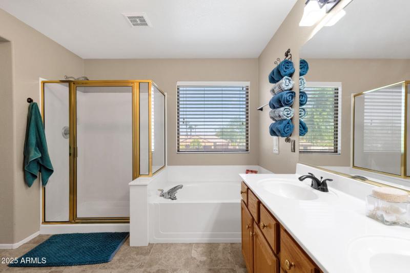 Primary bath w/dual sinks