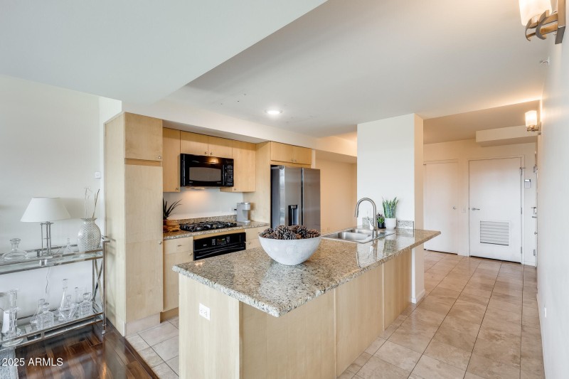 1008 Sq Ft Corner Unit