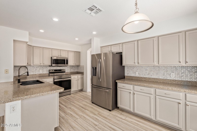 13 - Kitchen