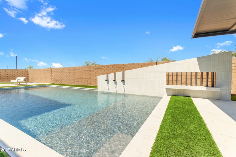 167_193_a4m_luxtwins