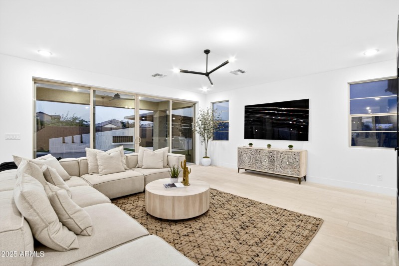 91_161_481_a4m_luxtwins