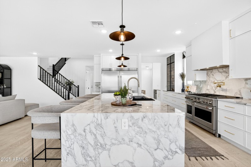 55_118_352_a4m_luxtwins