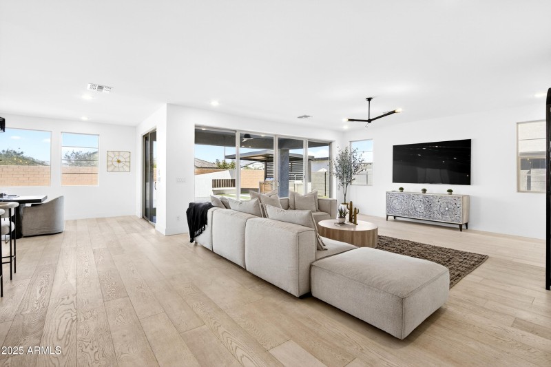 44_107_319_a4m_luxtwins