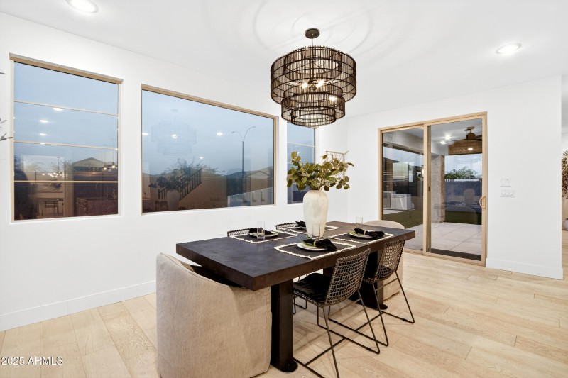 88_158_472_a4m_luxtwins