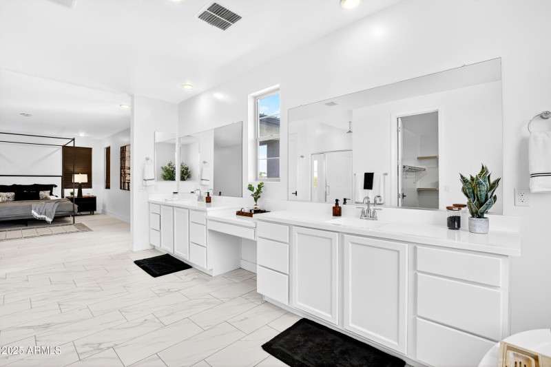 138_041_121_a4m_luxtwins