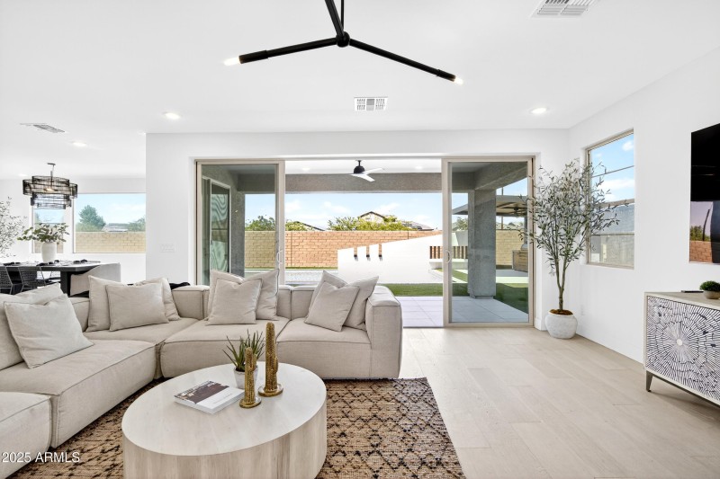 98_078_233_a4m_luxtwins