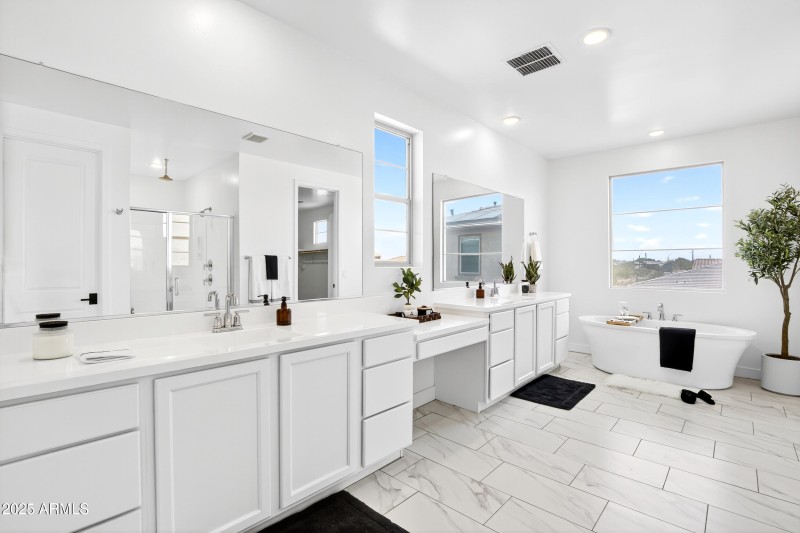 134_037_111_a4m_luxtwins