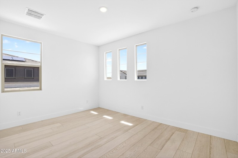 148_011_031_a4m_luxtwins