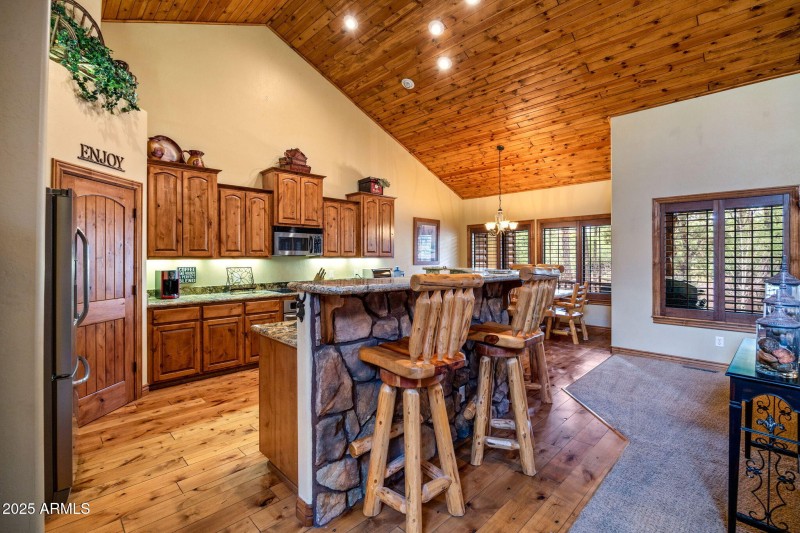Large Kitchen with counter seating