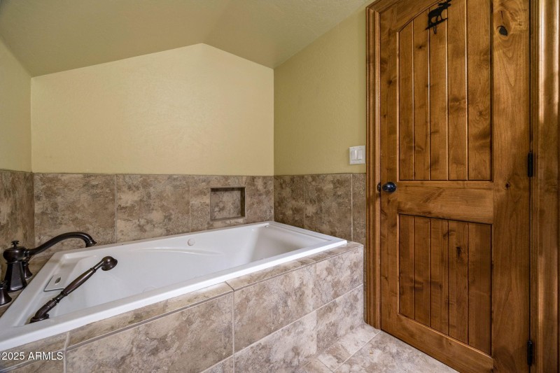 Bathroom 4 jetted tub