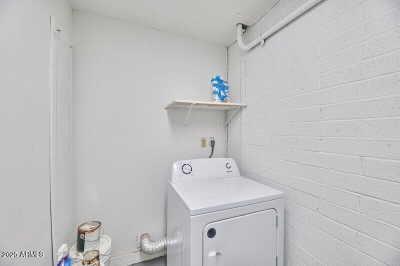 Laundry w washer/dryer