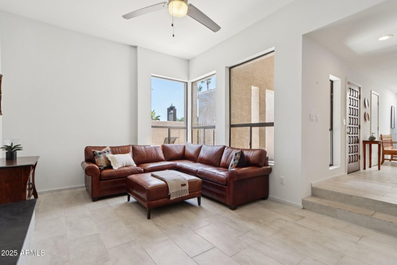 7-web-or-mls-E Kelton Ln-S0708-007