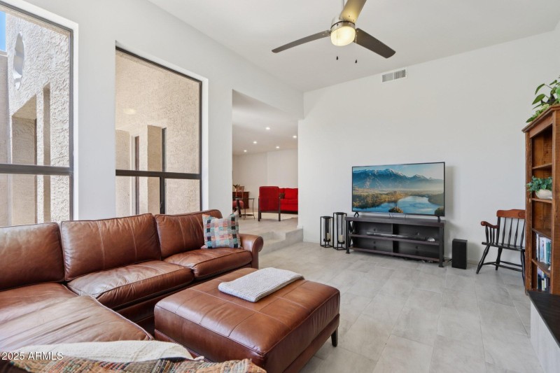 9-web-or-mls-E Kelton Ln-S0708-009