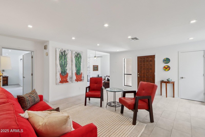 10-web-or-mls-E Kelton Ln-S0708-010