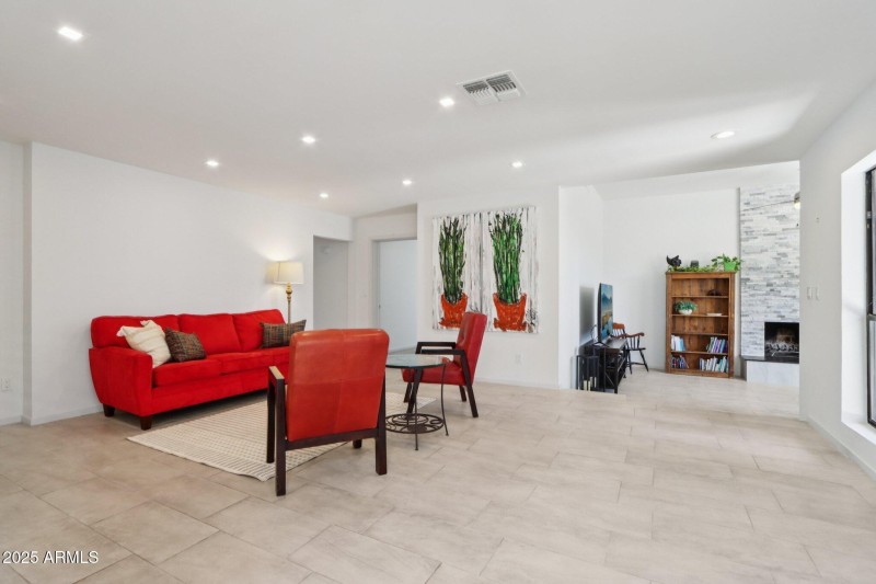 13-web-or-mls-E Kelton Ln-S0708-013