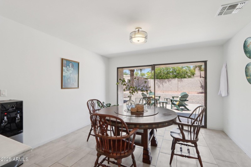 14-web-or-mls-E Kelton Ln-S0708-014