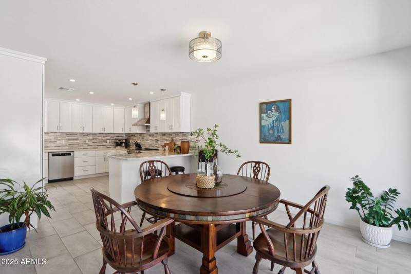 16-web-or-mls-E Kelton Ln-S0708-016