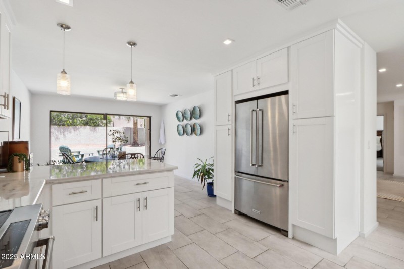 19-web-or-mls-E Kelton Ln-S0708-019