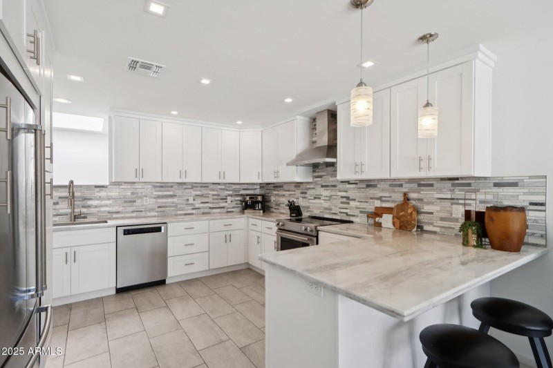 21-web-or-mls-E Kelton Ln-S0708-021