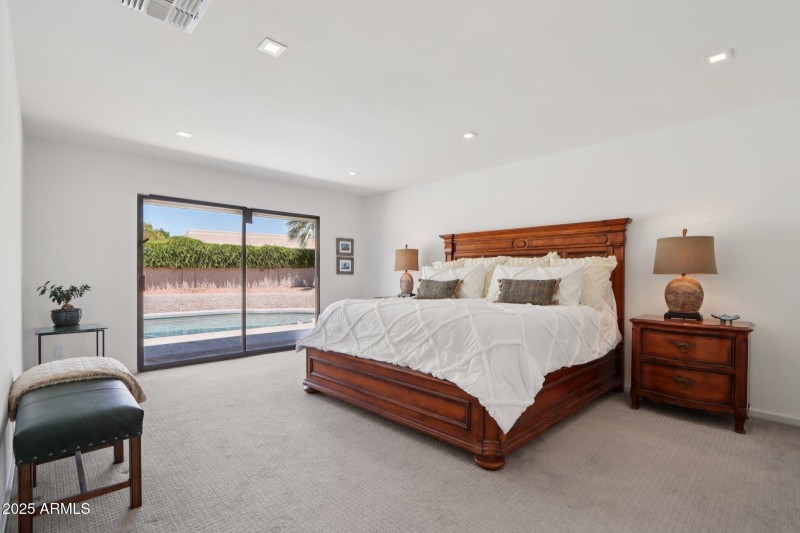 24-web-or-mls-E Kelton Ln-S0708-024