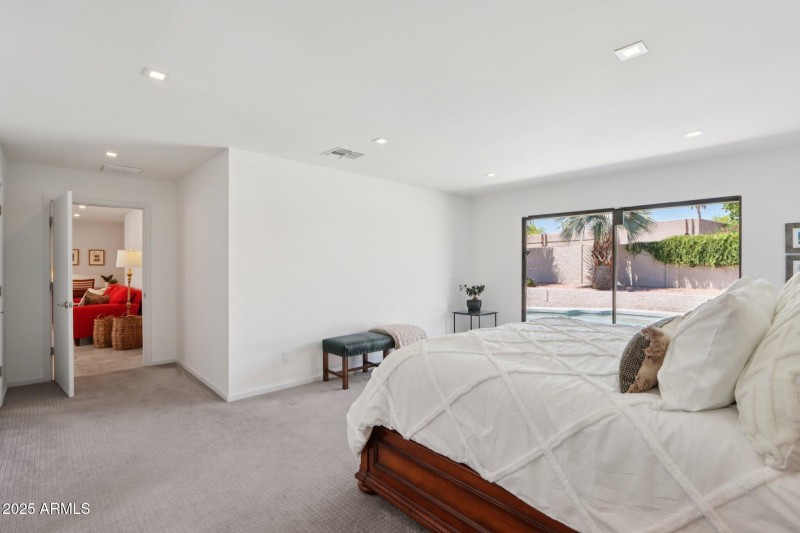 25-web-or-mls-E Kelton Ln-S0708-025