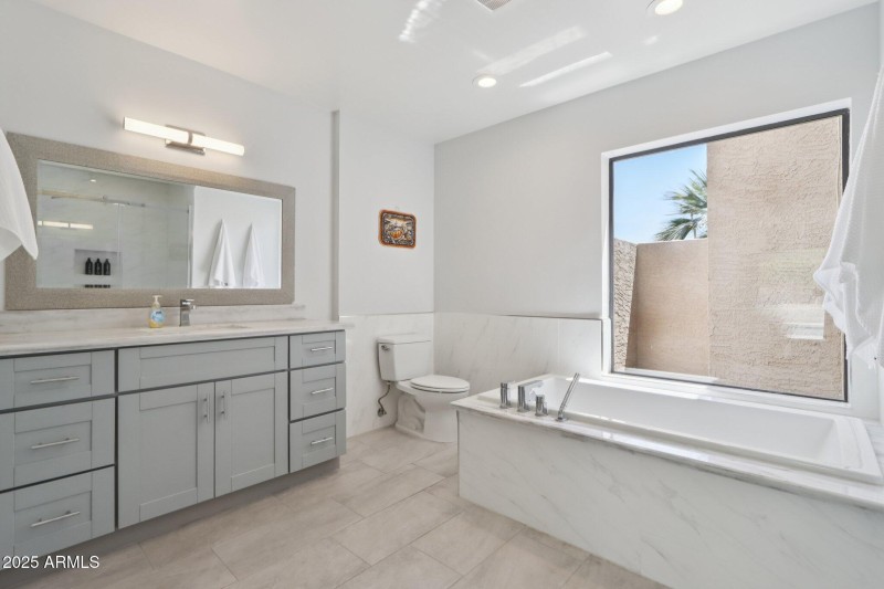 27-web-or-mls-E Kelton Ln-S0708-027