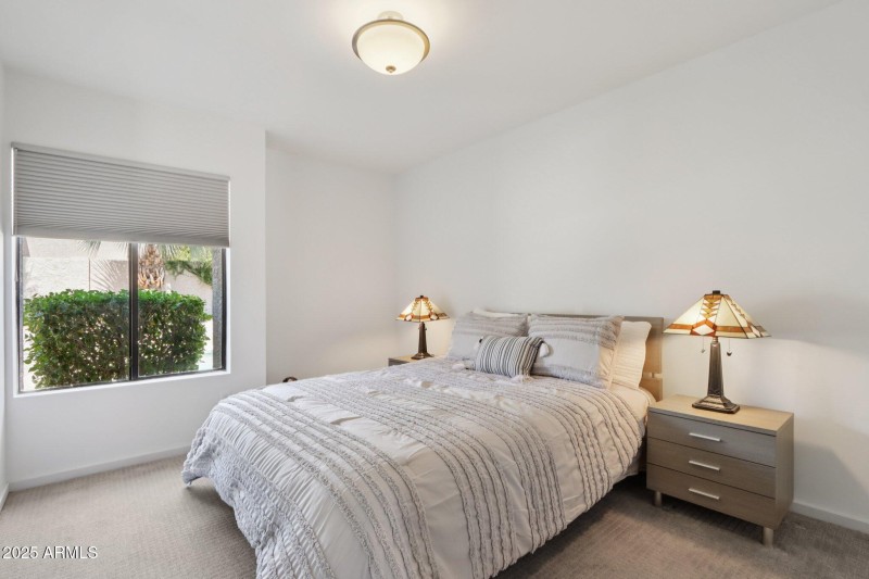 30-web-or-mls-E Kelton Ln-S0708-030