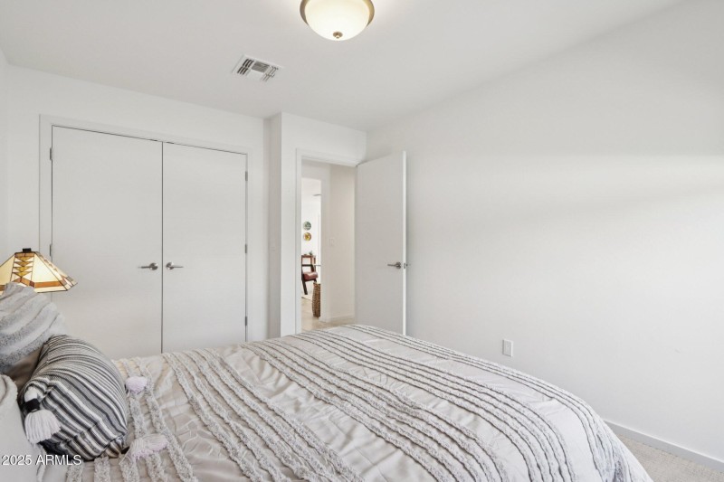 32-web-or-mls-E Kelton Ln-S0708-032