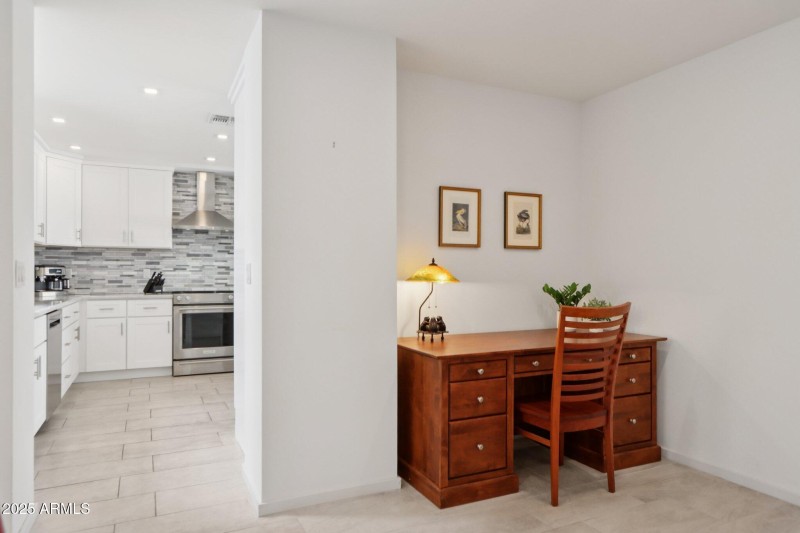 37-web-or-mls-E Kelton Ln-S0708-037