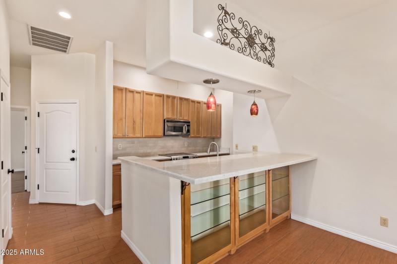 Kitchen w Breakfast Bar